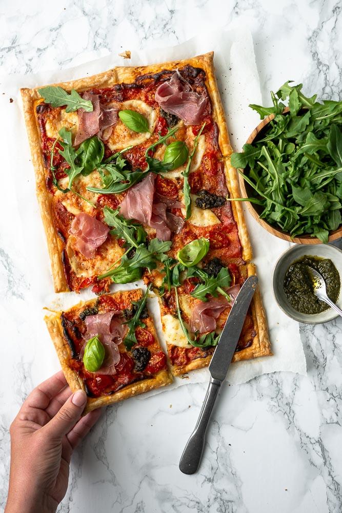 Italiaanse plaattaart, plaattaart met ham, pesto en mozzarella, bladerdeeg pizza, plaattaart met prosciutto