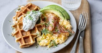 Croissant wafels met roerei, bacon en avocado croissant wafels, croffles, wafels van croissantdeeg, danerolles wafels, hartige wafels