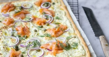 flammkuchen met zalm, flammkuchen recept, flamkuchen, flammkuchen gerookte zalm, creme fraiche, kappertjes, rode ui