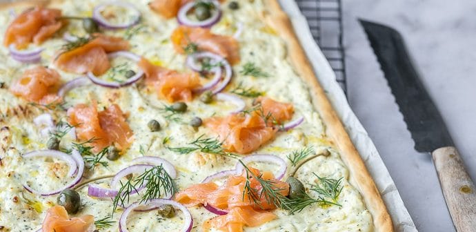 flammkuchen met zalm, flammkuchen recept, flamkuchen, flammkuchen gerookte zalm, creme fraiche, kappertjes, rode ui