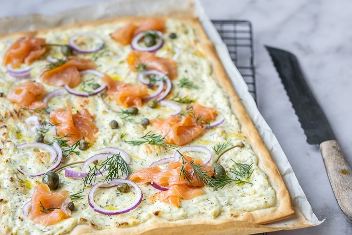 flammkuchen met zalm, flammkuchen recept, flamkuchen, flammkuchen gerookte zalm, creme fraiche, kappertjes, rode ui