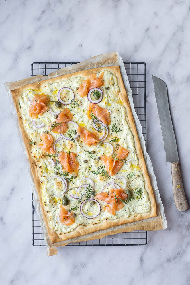 flammkuchen met zalm, flammkuchen recept, flamkuchen, flammkuchen gerookte zalm, creme fraiche, kappertjes, rode ui