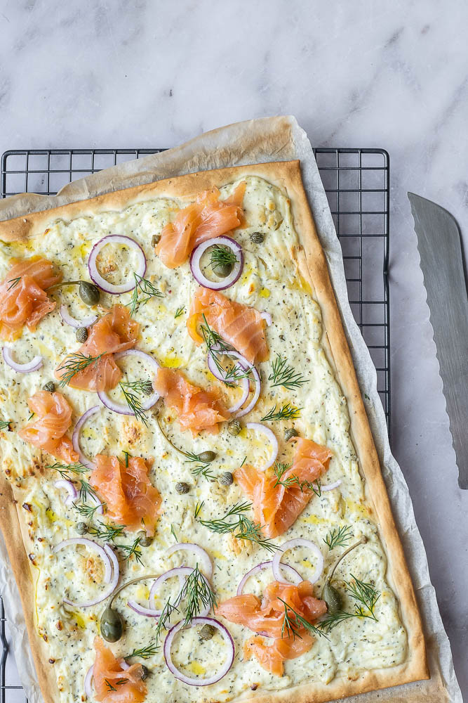 flammkuchen met zalm, flammkuchen recept, flamkuchen, flammkuchen gerookte zalm, creme fraiche, kappertjes, rode ui