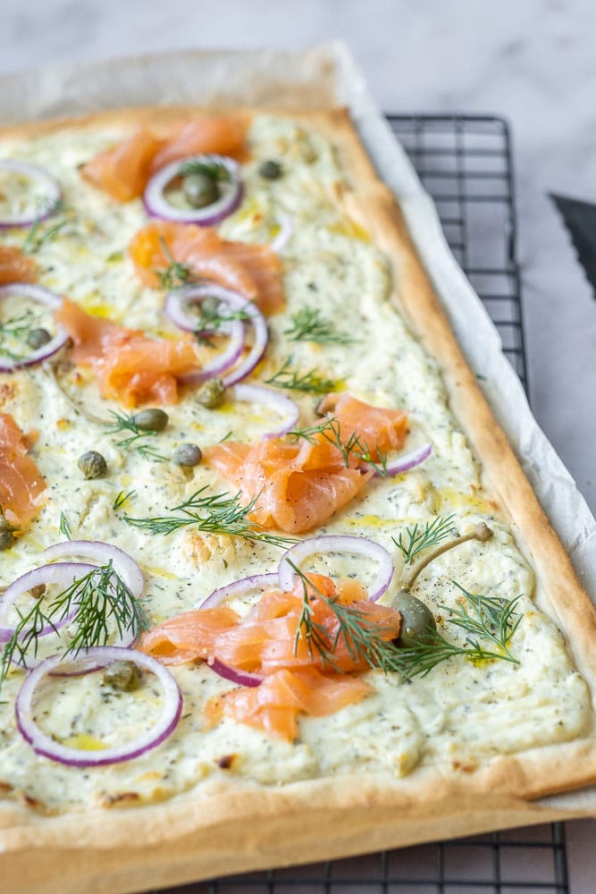 flammkuchen met zalm, flammkuchen recept, flamkuchen, flammkuchen gerookte zalm, creme fraiche, kappertjes, rode ui