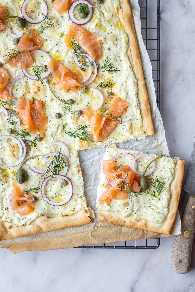 flammkuchen met zalm, flammkuchen recept, flamkuchen, flammkuchen gerookte zalm, creme fraiche, kappertjes, rode ui