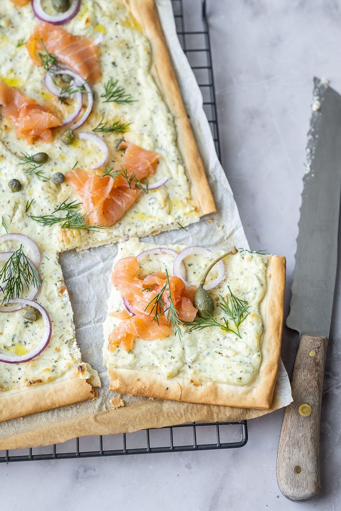 flammkuchen met zalm, flammkuchen recept, flamkuchen, flammkuchen gerookte zalm, creme fraiche, kappertjes, rode ui