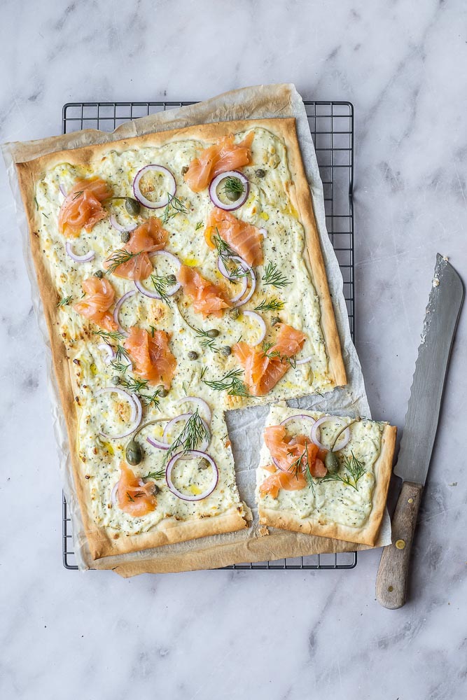 flammkuchen met zalm, flammkuchen recept, flamkuchen, flammkuchen gerookte zalm, creme fraiche, kappertjes, rode ui