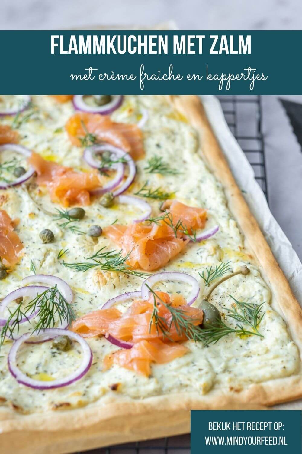 flammkuchen met zalm, flammkuchen recept, flamkuchen, flammkuchen gerookte zalm, creme fraiche, kappertjes, rode ui