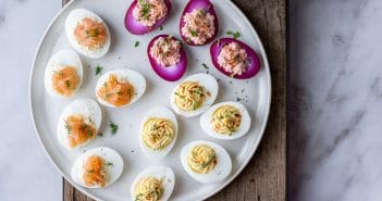 gevulde eieren met zalm, gevuld eitje met gerookte zalm, klassieke gevulde eieren