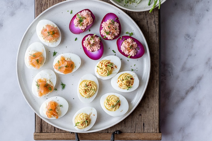 gevulde eieren met zalm, gevuld eitje met gerookte zalm, klassieke gevulde eieren