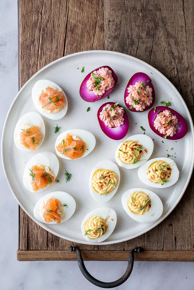 roze eieren, gevulde eieren, roze gevulde eieren met krokante spek, pasen recepten, gevulde eieren, gevulde eieren met kerrie en mosterd, de lekkerste gevulde eieren, klassieke gevulde eieren, met yoghurt en mayonaise