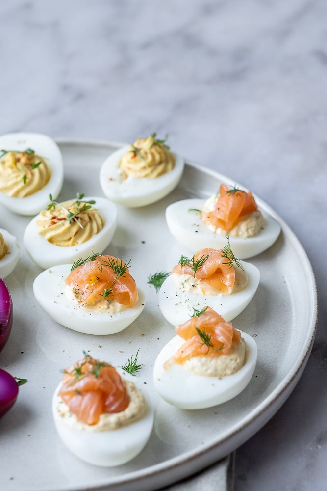 gevulde eieren met zalm, gevuld eitje met gerookte zalm, klassieke gevulde eieren