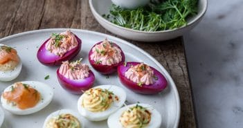 roze eieren, gevulde eieren, roze gevulde eieren met krokante spek, pasen recepten, gevulde eieren