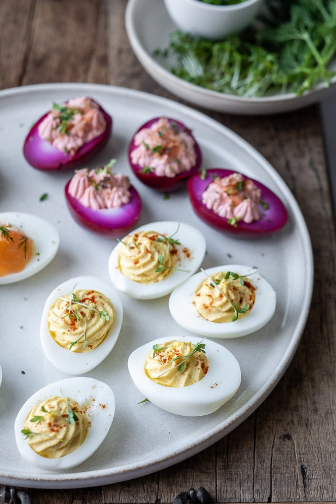 gevulde eieren met kerrie en mosterd, de lekkerste gevulde eieren, klassieke gevulde eieren, met yoghurt en mayonaise roze eieren, gevulde eieren, roze gevulde eieren met krokante spek, pasen recepten, gevulde eieren