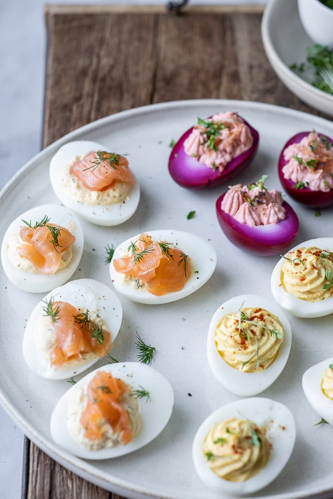 gevulde eieren met zalm, gevuld eitje met gerookte zalm, klassieke gevulde eieren