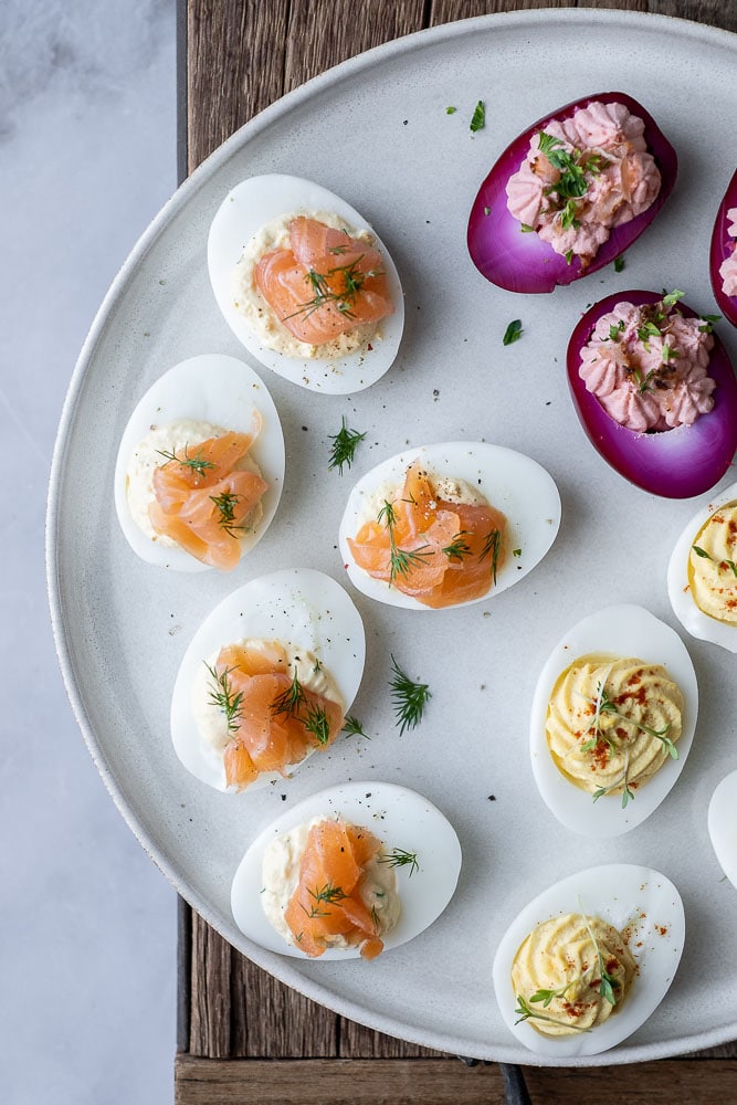 gevulde eieren met zalm, gevuld eitje met gerookte zalm, klassieke gevulde eieren