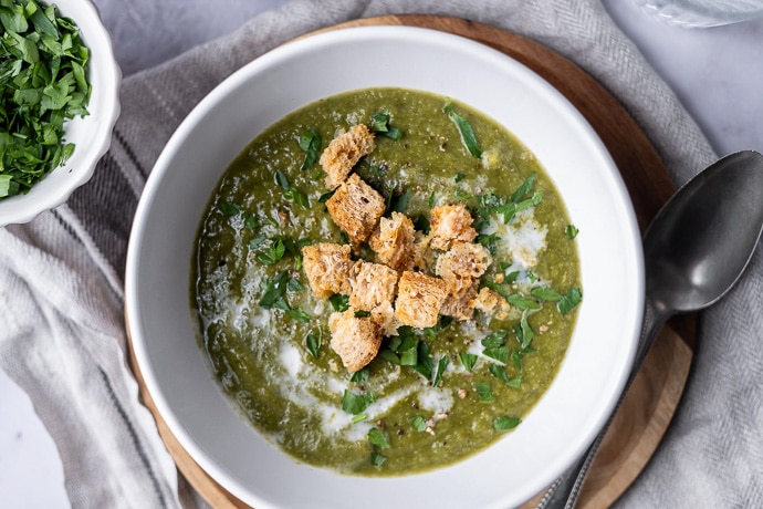 groene groentesoep met verse kruiden, groentesoep met broccoli, spinazie, andijvie, boerenkool en bleekselderij