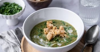 Groene groentesoep met verse kruiden groene groentesoep met verse kruiden, groentesoep met broccoli, spinazie, andijvie, boerenkool en bleekselderij