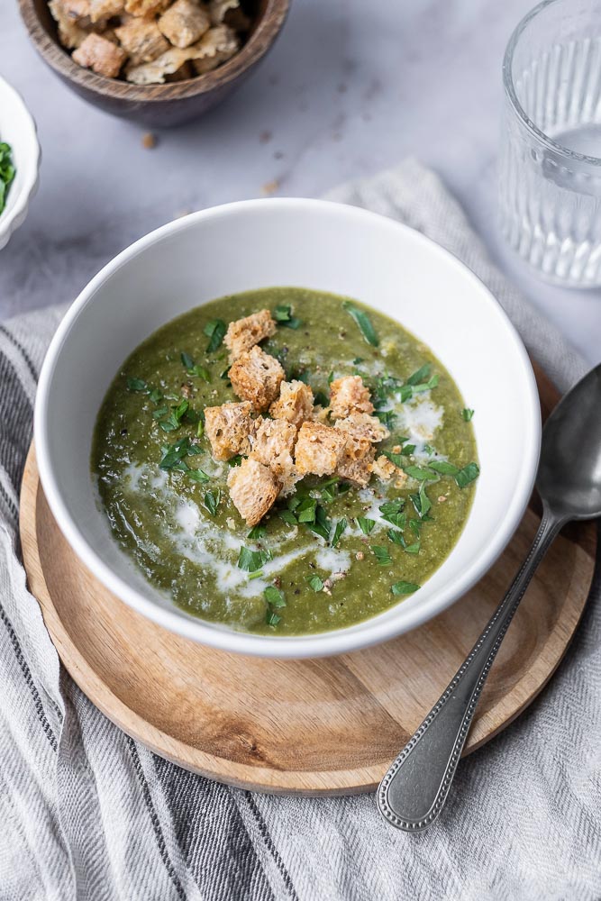 groene groentesoep met verse kruiden, groentesoep met broccoli, spinazie, andijvie, boerenkool en bleekselderij