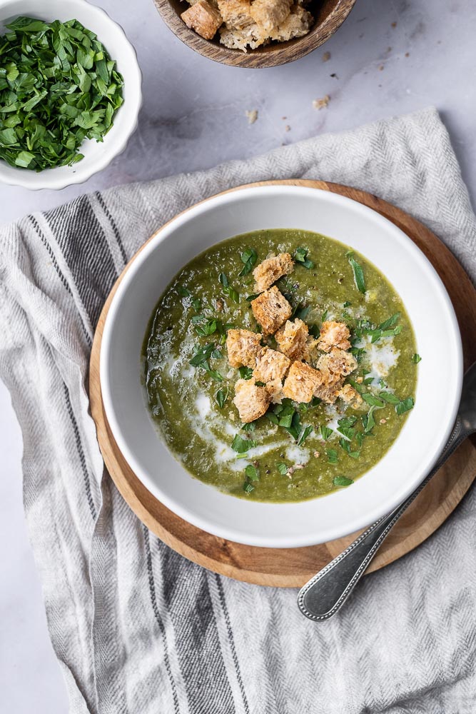 groene groentesoep met verse kruiden, groentesoep met broccoli, spinazie, andijvie, boerenkool en bleekselderij