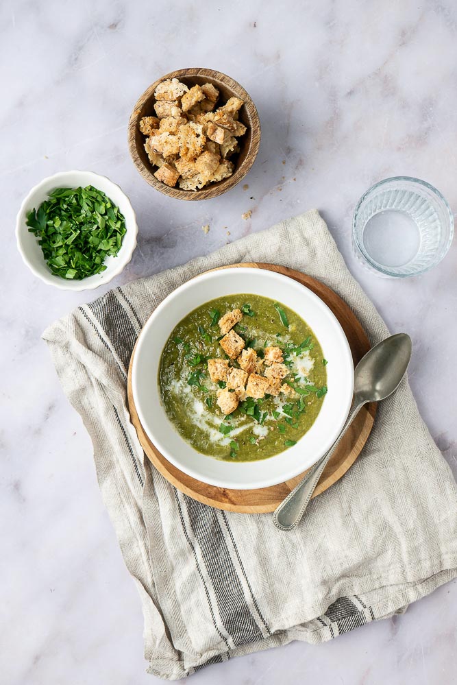 groene groentesoep met verse kruiden, groentesoep met broccoli, spinazie, andijvie, boerenkool en bleekselderij