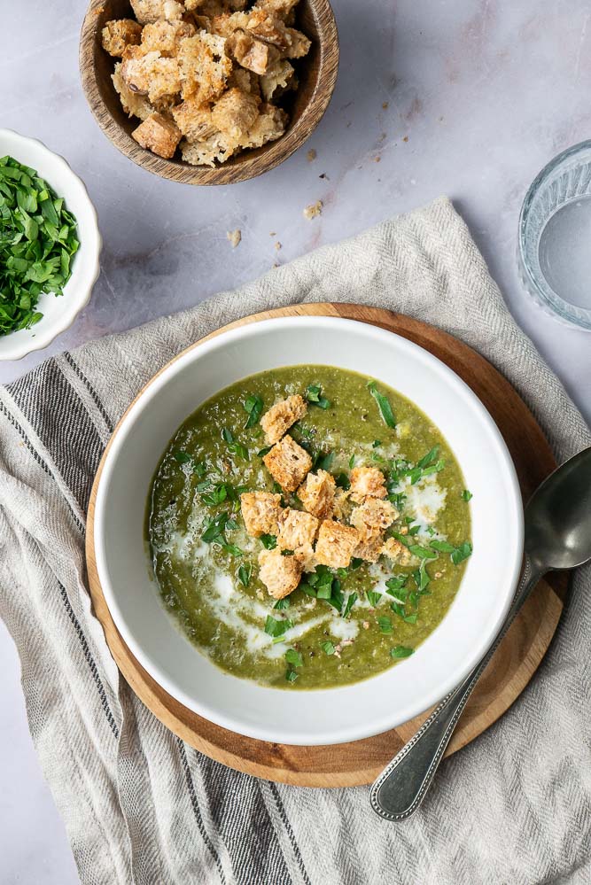 groene groentesoep met verse kruiden, groentesoep met broccoli, spinazie, andijvie, boerenkool en bleekselderij