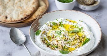 Labneh met za’atar, citroen en pistache labneh recept, labneh met za'atar en citroen, uitgelekte yoghurt, zelf labneh maken