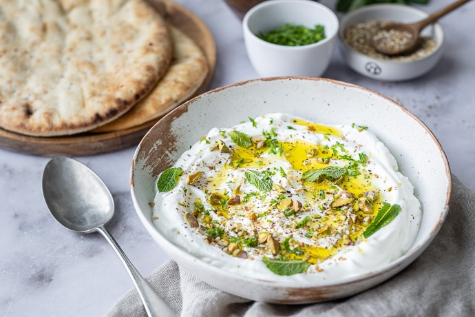 labneh recept, labneh met za'atar en citroen, uitgelekte yoghurt, zelf labneh maken