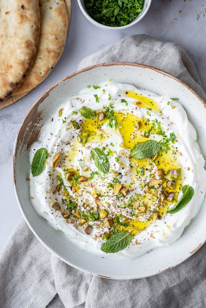 labneh recept, labneh met za'atar en citroen, uitgelekte yoghurt, zelf labneh maken