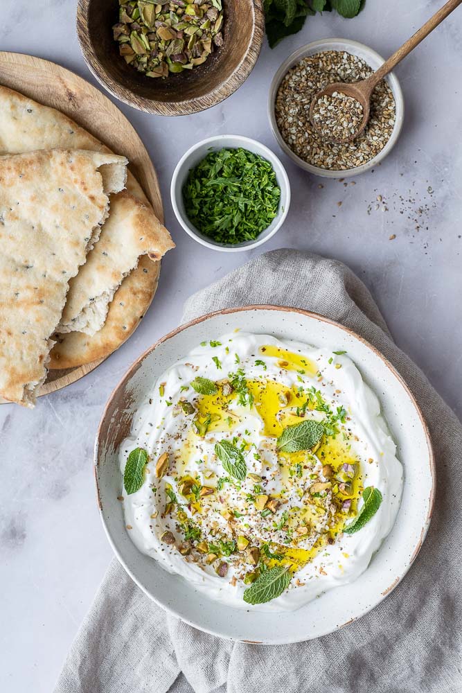 labneh recept, labneh met za'atar en citroen, uitgelekte yoghurt, zelf labneh maken