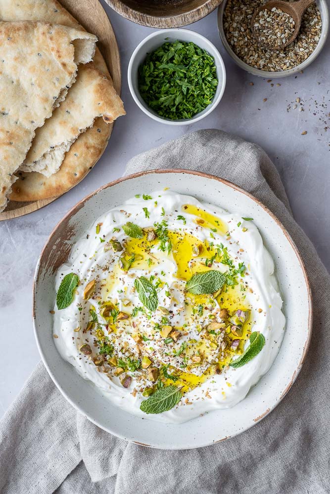 labneh recept, labneh met za'atar en citroen, uitgelekte yoghurt, zelf labneh maken