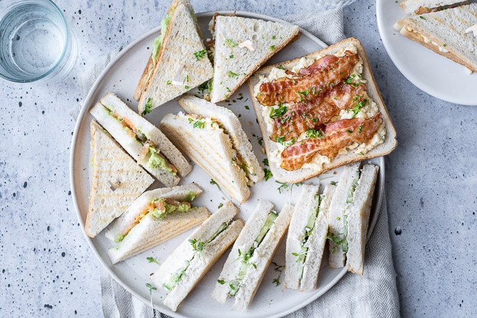 mini sandwiches met eiersalade en ontbijtspek, mini sandwich recept, high tea sandwich, Pasen, brunch recepten