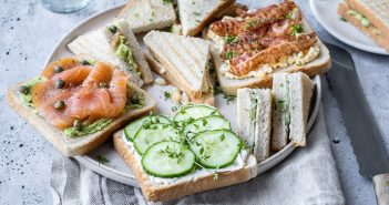mini sandwiches met gerookte zalm en avocado, mini sandwich, mini club sandwich, zalm, high tea hapjes