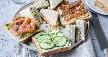 Mini sandwiches met gerookte zalm en avocado mini sandwiches met gerookte zalm en avocado, mini sandwich, mini club sandwich, zalm, high tea hapjes