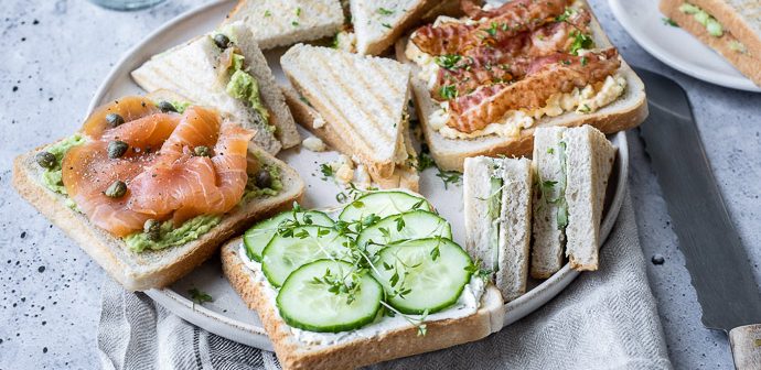 mini sandwiches met gerookte zalm en avocado, mini sandwich, mini club sandwich, zalm, high tea hapjes