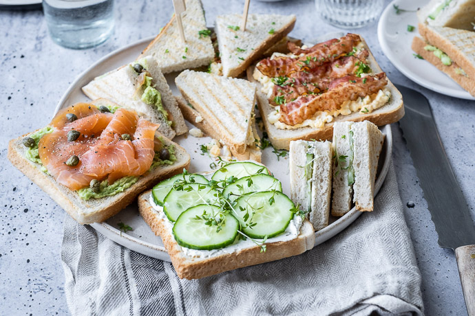 mini sandwiches met gerookte zalm en avocado, mini sandwich, mini club sandwich, zalm, high tea hapjes