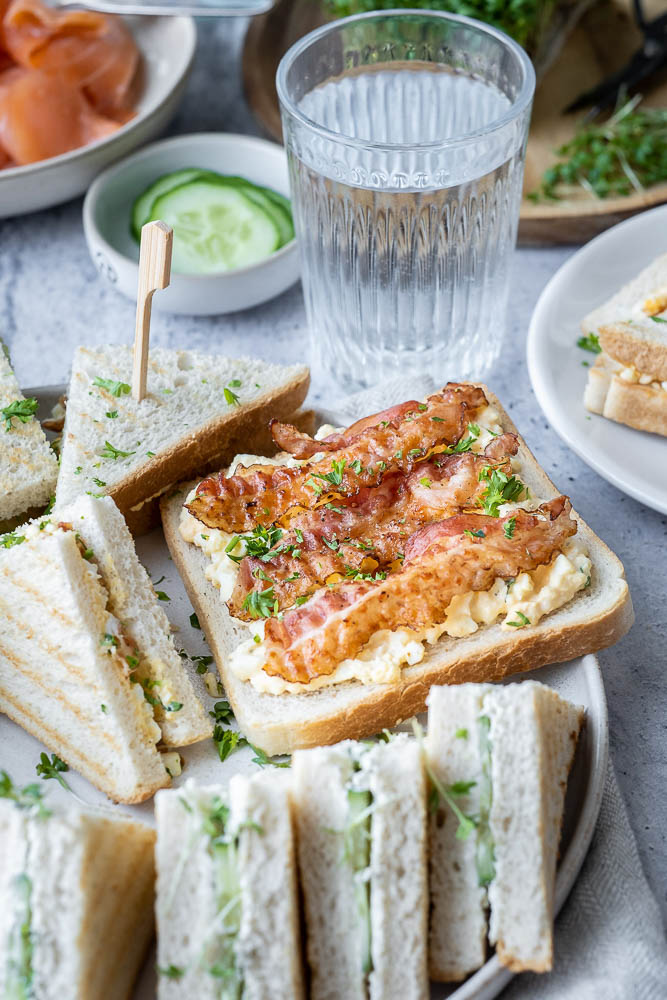 mini sandwiches met eiersalade en ontbijtspek, mini sandwich recept, high tea sandwich, Pasen, brunch recepten