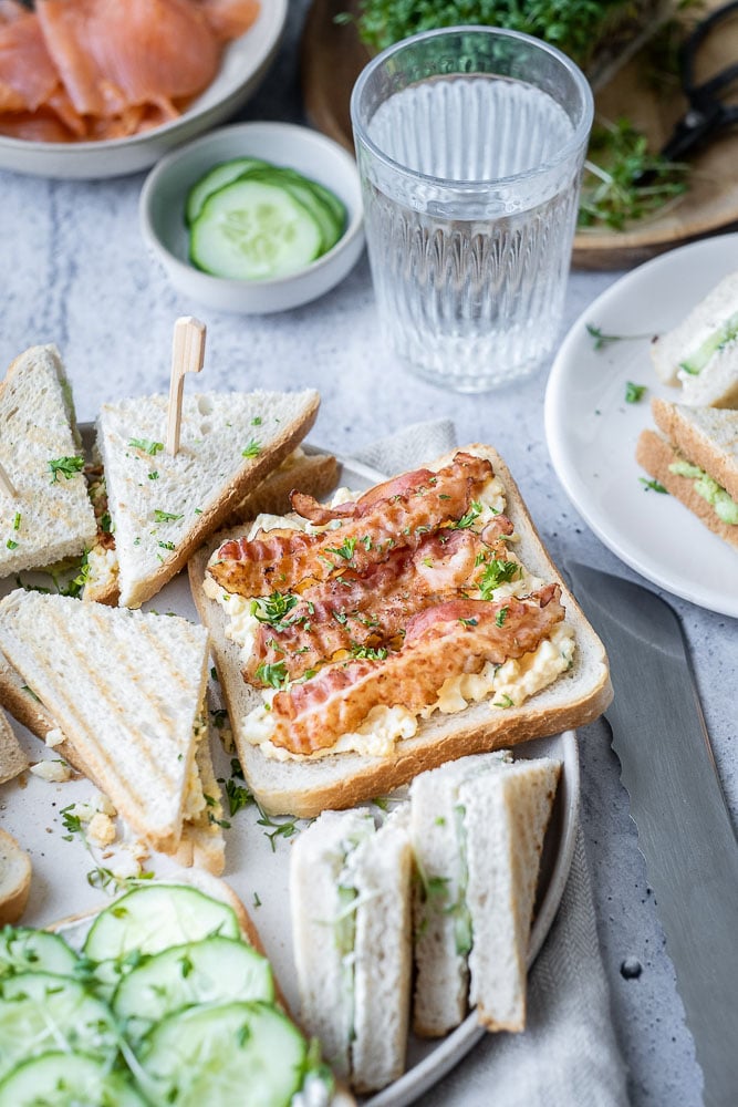 mini sandwiches met eiersalade en ontbijtspek, mini sandwich recept, high tea sandwich, Pasen, brunch recepten