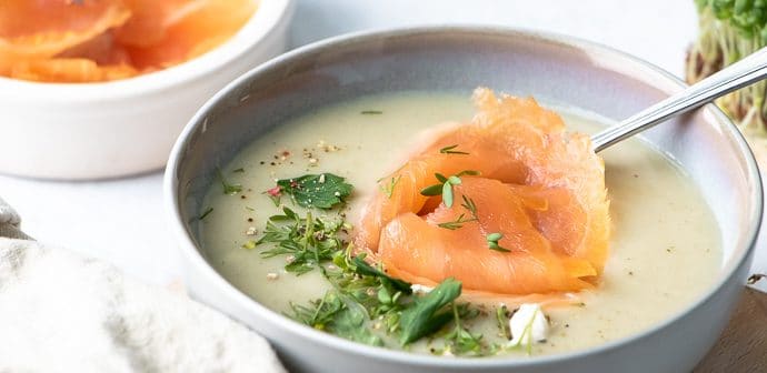 aspergesoep, witte aspergesoep, aspergesoep van de schillen, romige gebonden soep, eenvoudig recept