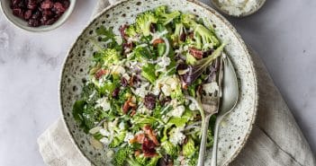 Broccoli salade met feta en spekjes broccolisalade, broccoli salade, salade recept met broccoli, lunch salade broccoli, bijgerecht, bbq salade