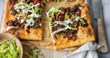 Plaattaart met gehakt en paprika plaattaart met gehakt, plaattaart met pittig gehakt, plaatpizza met gehakt, Turkse plaattaart, plaattaart met Turks gehakt, Turkse pizza, Lahmacun recept