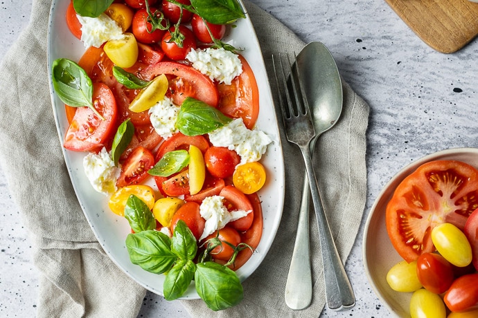 Salade caprese recept, klassieke originele Italiaanse recept, voorgerecht, bijgerecht, antipasti koud