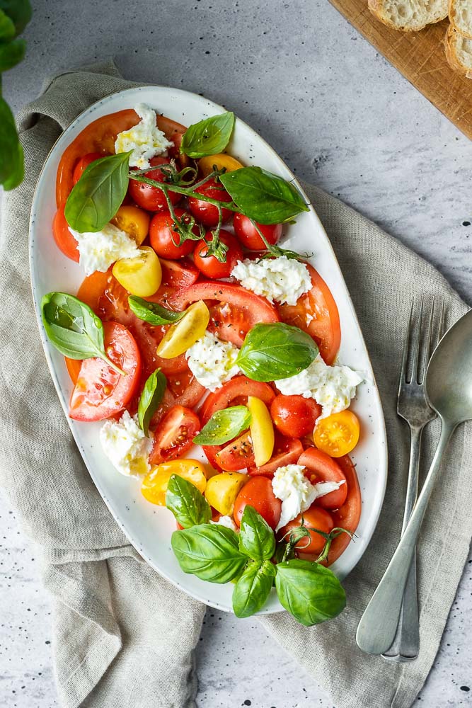 Salade caprese recept, klassieke originele Italiaanse recept, voorgerecht, bijgerecht, antipasti koud