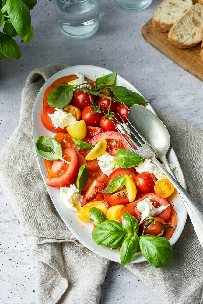 Salade caprese recept, klassieke originele Italiaanse recept, voorgerecht, bijgerecht, antipasti koud