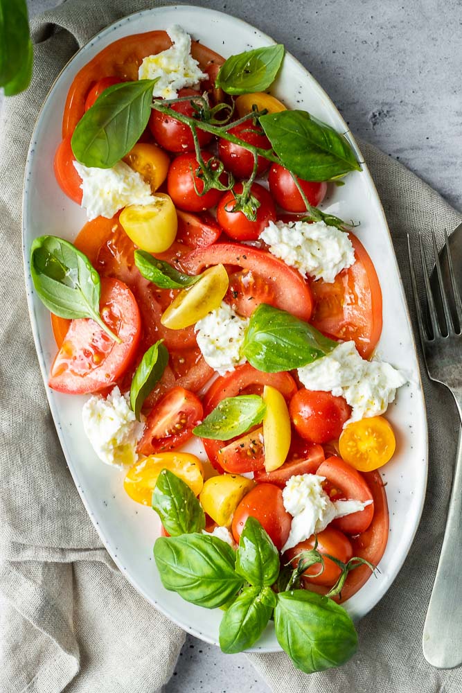 Salade caprese recept, klassieke originele Italiaanse recept, voorgerecht, bijgerecht, antipasti koud