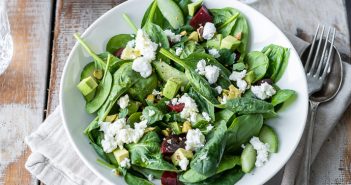 Spinazie salade met geitenkaas en avocado spinazie salade met geitenkaas, spinaziesalade, recept gezonde salade met spinazie,