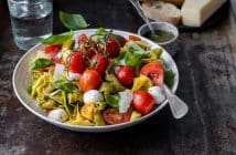 tortellini caprese salade, pastasalade caprese, vegetarische pastasalade, tortellini salade
