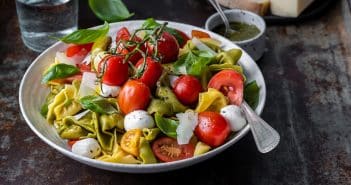 Tortellini Caprese salade tortellini caprese salade, pastasalade caprese, vegetarische pastasalade, tortellini salade