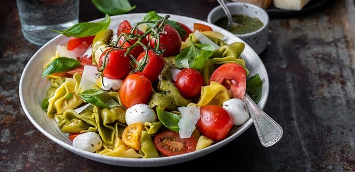 tortellini caprese salade, pastasalade caprese, vegetarische pastasalade, tortellini salade