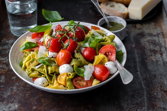 tortellini caprese salade, pastasalade caprese, vegetarische pastasalade, tortellini salade